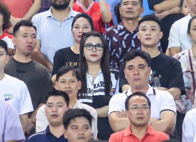 Hòa Minzy, vợ Bùi Tiến Dũng nổi bật trên khán đài SVĐ Mỹ Đình cổ vũ tuyển Việt Nam đấu Indonesia - Ảnh 6.