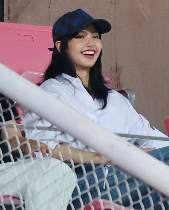HOT: Lisa đến sân xem trận Thái Lan - Hàn Quốc, visual chấp cam thường gây náo loạn! - Ảnh 5.