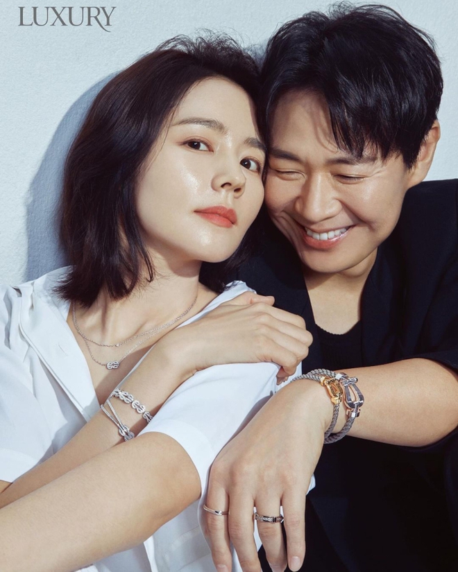 Han Ga In và chồng tài tử tung bộ ảnh chung đầu tiên sau 19 năm kết hôn, nhưng sao “mặt nặng như chì” thế này? - Ảnh 5.