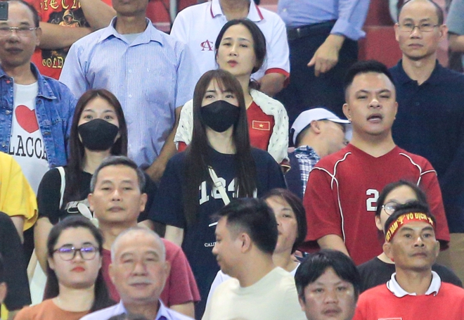 Hòa Minzy, vợ Bùi Tiến Dũng nổi bật trên khán đài SVĐ Mỹ Đình cổ vũ tuyển Việt Nam đấu Indonesia - Ảnh 5.