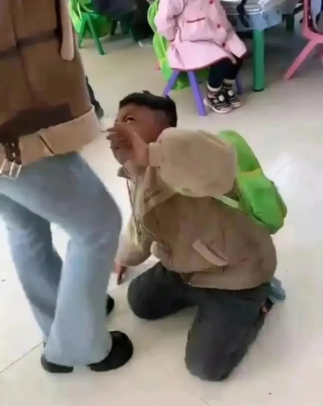 Phẫn nộ cảnh giáo viên mầm non bạo hành bé trai ở Trung Quốc: Chi tiết đứa trẻ chắp tay van nài khiến ai nhìn cũng đau đớn - Ảnh 1.