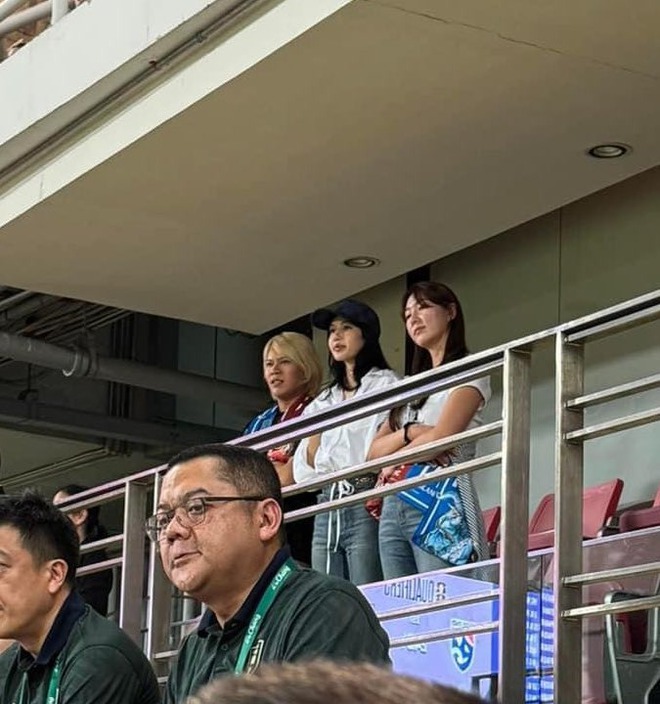 HOT: Lisa đến sân xem trận Thái Lan - Hàn Quốc, visual chấp cam thường gây náo loạn! - Ảnh 3.