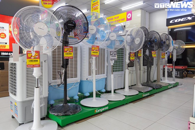 Siêu thị điện máy Hà Nội dồn dập giảm giá sản phẩm, hút khách đầu hè - Ảnh 8.