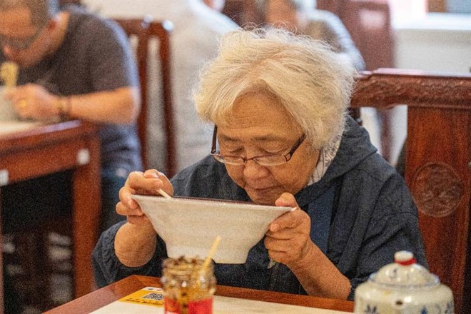 Ngôi chùa ở Thượng Hải hút khách nhờ bán món mì cho tâm hồn: Giới trẻ càng thích tìm đến vì điều này - Ảnh 4.
