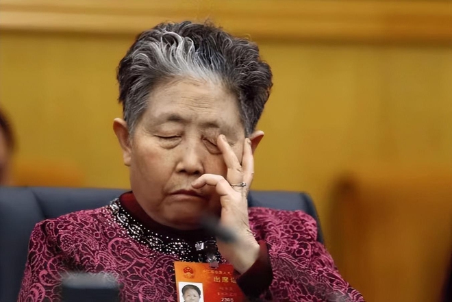 Nữ tướng” ớt chưng huyền thoại nhất Trung Quốc: 42 tuổi khởi nghiệp dựng cơ đồ 48 tỷ đồng, U70 giao cho 2 quý tử để nghỉ hưu nhưng vỡ mộng, 75 tuổi vẫn livestream bán hàng - Ảnh 7.