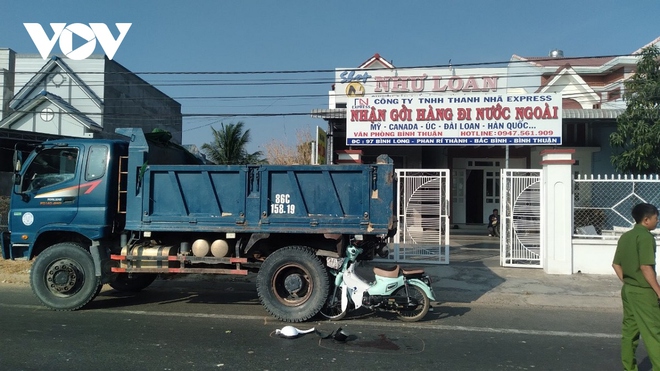 2 nữ sinh t&ocirc;ng v&agrave;o đu&ocirc;i xe tải khi đang đến trường - Ảnh 1.
