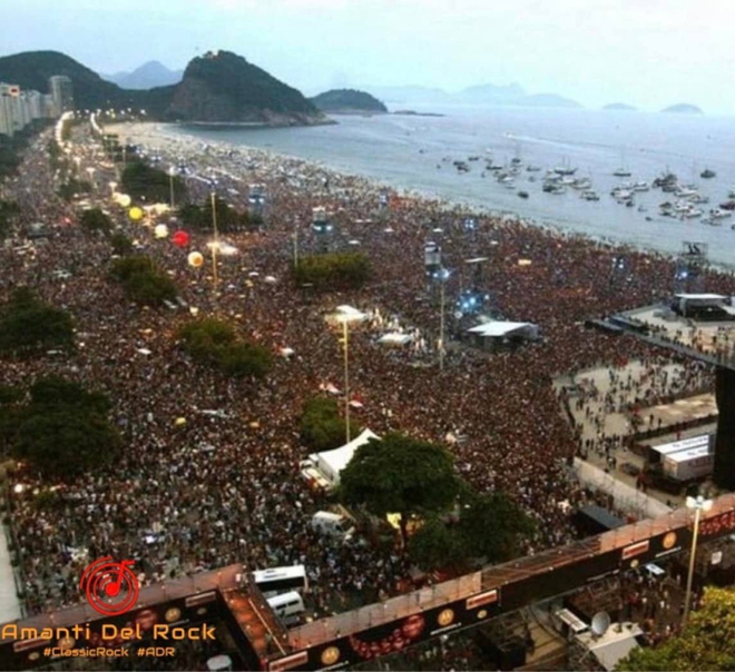 The nearly 70-year-old star still organized a super concert that attracted 2 million people in one night! - Photo 4.