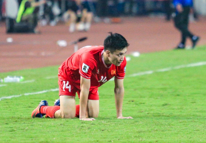 Tiến Linh như sắp khóc, Hoàng Đức đổ gục còn Quang Hải gượng cười bất lực sau trận đội tuyển Việt Nam thua đau Indonesia - Ảnh 1.