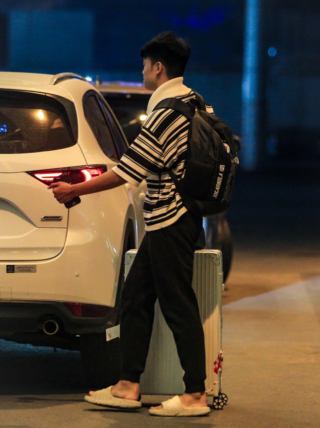 Thành Chung còn buồn hơn cả Quang Hải: Không được HLV Troussier đăng ký thi đấu, được vợ lái ô tô đến đón lúc nửa đêm - Ảnh 3.