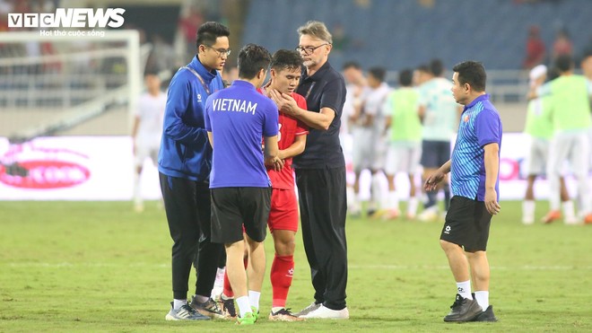 99 ph&uacute;t HLV Troussier ho&aacute; tượng đ&aacute; nh&igrave;n tuyển Việt Nam thua thảm Indonesia - Ảnh 11.