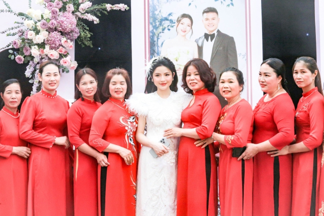 Cô dâu Chu Thanh Huyền xinh như công chúa trong ngày cưới Quang Hải, được cả làng khen vì xinh đẹp lại còn lễ phép - Ảnh 8.
