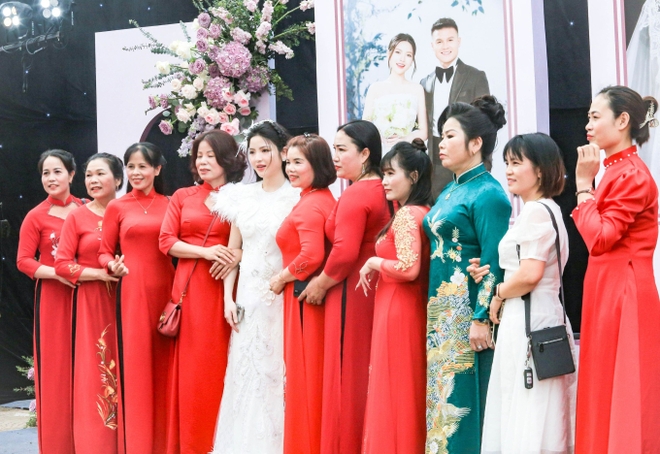 Cô dâu Chu Thanh Huyền xinh như công chúa trong ngày cưới Quang Hải, được cả làng khen vì xinh đẹp lại còn lễ phép - Ảnh 7.