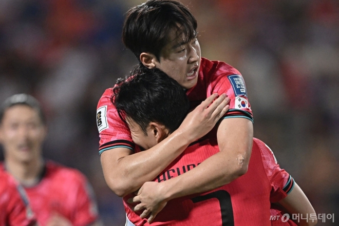 Khoảnh khắc hot nhất bóng đá xứ Hàn: Son Heung-min dang tay ôm chầm Lee Kang-in, bao giận hờn như tan biến! - Ảnh 1.