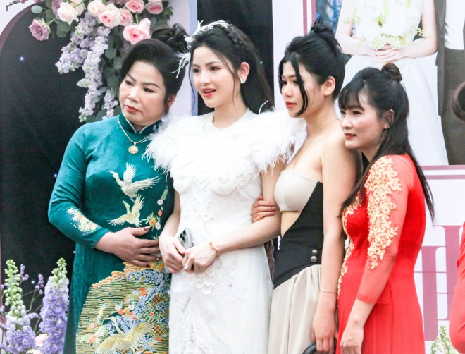 Cô dâu Chu Thanh Huyền xinh như công chúa trong ngày cưới Quang Hải, được cả làng khen vì xinh đẹp lại còn lễ phép - Ảnh 6.