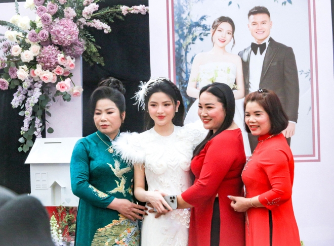 Cô dâu Chu Thanh Huyền xinh như công chúa trong ngày cưới Quang Hải, được cả làng khen vì xinh đẹp lại còn lễ phép - Ảnh 5.