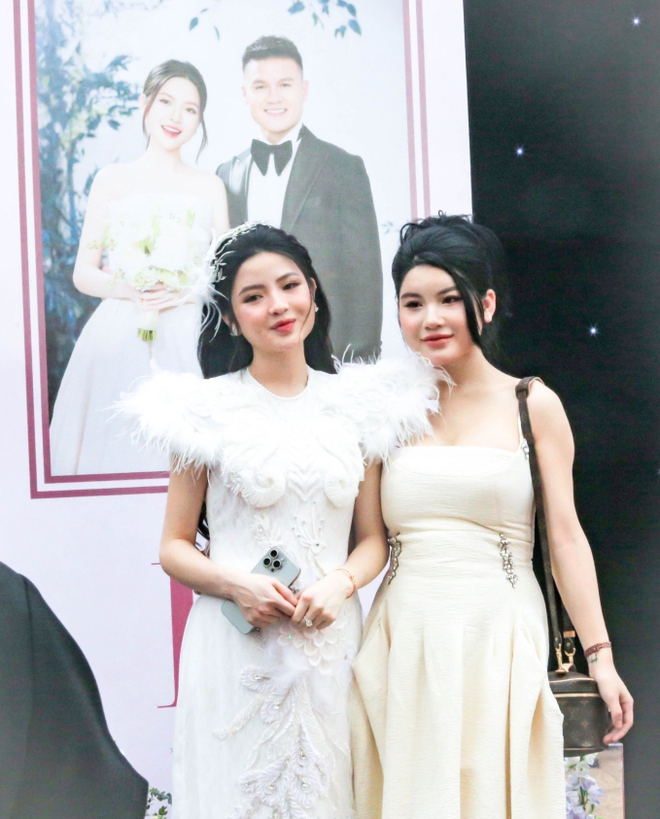 Cô dâu Chu Thanh Huyền xinh như công chúa trong ngày cưới Quang Hải, được cả làng khen vì xinh đẹp lại còn lễ phép - Ảnh 4.