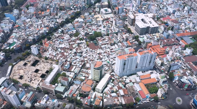 Cuộc sống bức bí của người dân khu Mả Lạng trong những căn nhà siêu nhỏ ở khu tứ giác vàng của TPHCM - Ảnh 3.