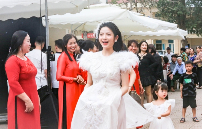 Cô dâu Chu Thanh Huyền xinh như công chúa trong ngày cưới Quang Hải, được cả làng khen vì xinh đẹp lại còn lễ phép - Ảnh 3.