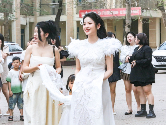 Cô dâu Chu Thanh Huyền xinh như công chúa trong ngày cưới Quang Hải, được cả làng khen vì xinh đẹp lại còn lễ phép - Ảnh 1.