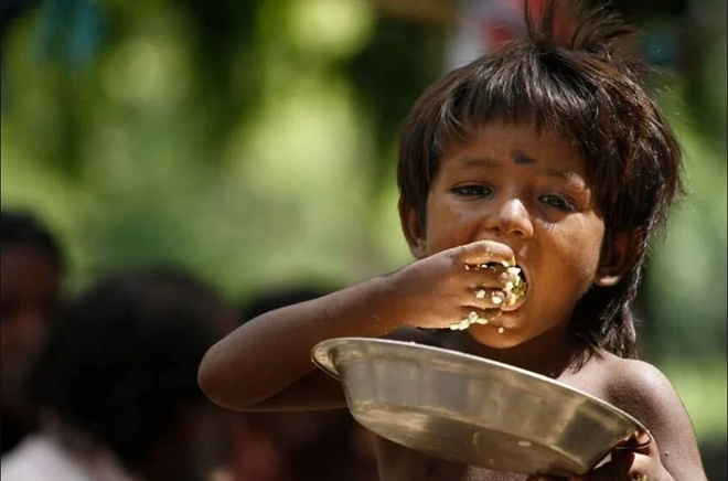 Nghịch lý đau lòng: Mỗi ngày có 1 tỷ bữa ăn bị vứt bỏ trong khi 800 triệu người chịu đói…, lãnh đạo LHQ thậm chí còn so sánh với thảm kịch toàn cầu - Ảnh 1.