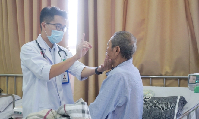 Thường xuyên bị đỏ mắt và ù tai, người đàn ông nhập viện trong tình trạng hôn mê sâu, phổi rất xấu - Ảnh 2.