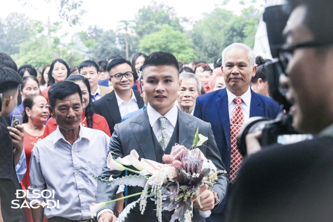 Quang Hải c&oacute; h&agrave;nh động tinh tế với Chu Thanh Huyền ở đ&aacute;m cưới, lộ biểu cảm căng thẳng trước họ nh&agrave; g&aacute;i - Ảnh 13.