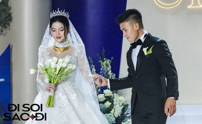 Mẹ Quang Hải trao 3 chiếc kiềng vàng cho Chu Thanh Huyền trong ngày cưới, hạnh phúc ôm chầm lấy con dâu - Ảnh 9.