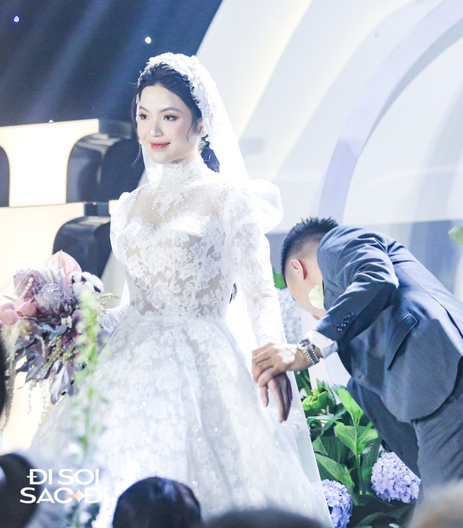 Quang Hải có hành động tinh tế với Chu Thanh Huyền ở đám cưới, lộ biểu cảm căng thẳng trước họ nhà gái - Ảnh 4.