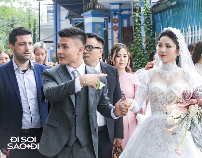 Quang Hải c&oacute; h&agrave;nh động tinh tế với Chu Thanh Huyền ở đ&aacute;m cưới, lộ biểu cảm căng thẳng trước họ nh&agrave; g&aacute;i - Ảnh 3.