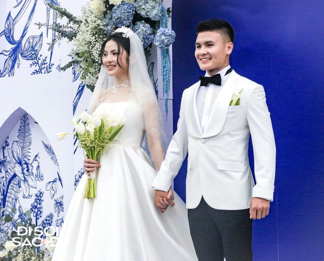 Toàn cảnh đám cưới Quang Hải và Chu Thanh Huyền: Dâu xinh rể xịn, ấn tượng nhất là chuyện mẹ chồng - nàng dâu - Ảnh 4.