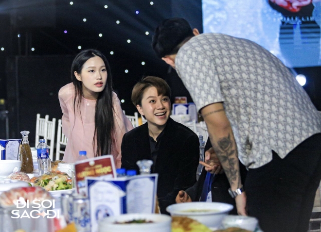 Hội ngộ tại đ&aacute;m cưới Quang Hải, thầy Park Hang-seo &ocirc;m Đo&agrave;n Văn Hậu, hỏi thăm chuyện Do&atilde;n Hải My mang bầu - Ảnh 8.