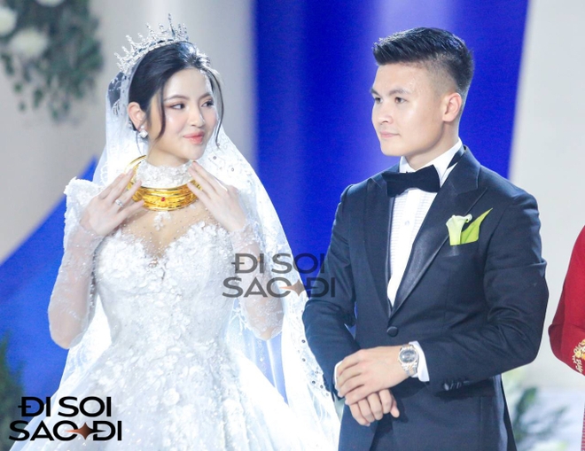 Mẹ Quang Hải trao 3 chiếc kiềng vàng cho Chu Thanh Huyền trong ngày cưới, hạnh phúc ôm chầm lấy con dâu - Ảnh 8.
