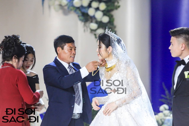 Mẹ Quang Hải trao 3 chiếc kiềng vàng cho Chu Thanh Huyền trong ngày cưới, hạnh phúc ôm chầm lấy con dâu - Ảnh 7.