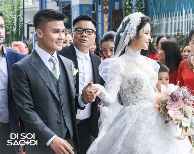 Quang Hải có hành động tinh tế với Chu Thanh Huyền ở đám cưới, lộ biểu cảm căng thẳng trước họ nhà gái - Ảnh 10.