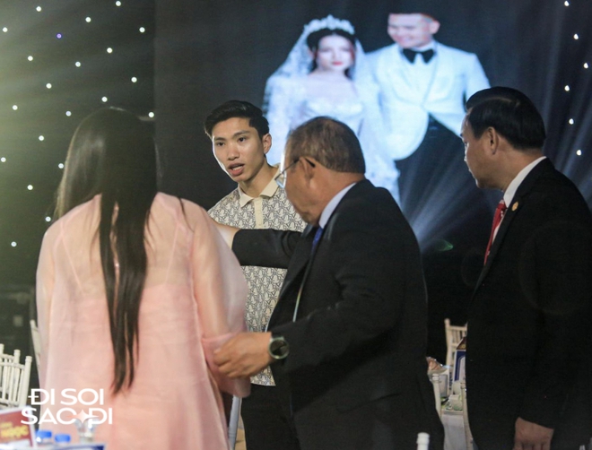 Hội ngộ tại đám cưới Quang Hải, thầy Park Hang-seo ôm Đoàn Văn Hậu, hỏi thăm chuyện Doãn Hải My mang bầu - Ảnh 6.