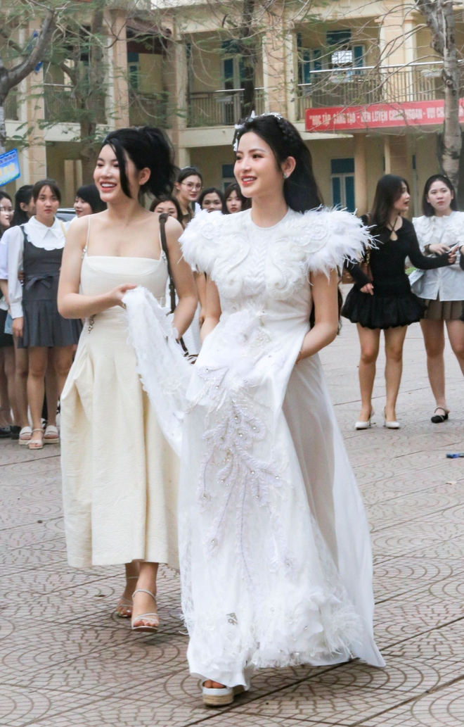 Chu Thanh Huyền xả vai cô dâu quẩy tưng bừng cùng bạn bè trước ngày về làm dâu nhà Quang Hải - Ảnh 1.