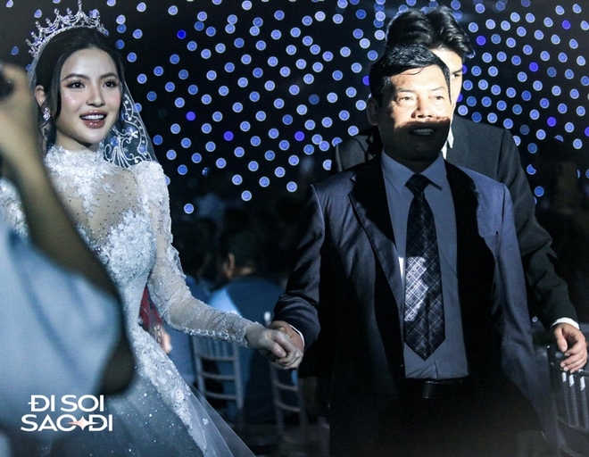 Toàn cảnh đám cưới Quang Hải và Chu Thanh Huyền: Dâu xinh rể xịn, ấn tượng nhất là chuyện mẹ chồng - nàng dâu - Ảnh 10.