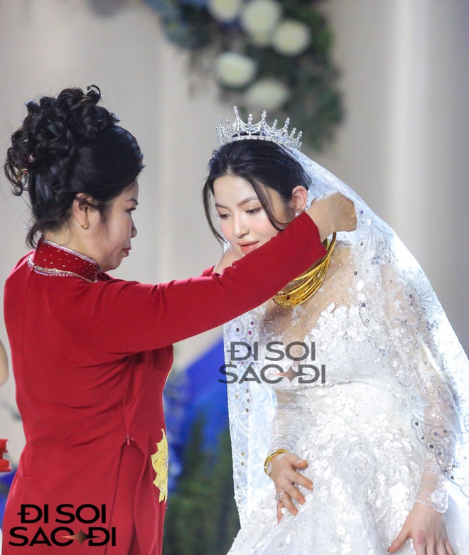 Mẹ Quang Hải trao 3 chiếc kiềng vàng cho Chu Thanh Huyền trong ngày cưới, hạnh phúc ôm chầm lấy con dâu - Ảnh 5.