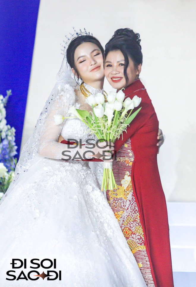 Mẹ Quang Hải trao 3 chiếc kiềng vàng cho Chu Thanh Huyền trong ngày cưới, hạnh phúc ôm chầm lấy con dâu - Ảnh 4.