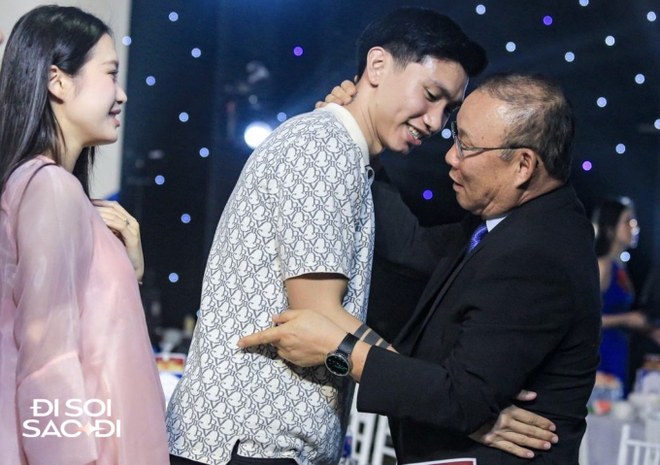 Hội ngộ tại đ&aacute;m cưới Quang Hải, thầy Park Hang-seo &ocirc;m Đo&agrave;n Văn Hậu, hỏi thăm chuyện Do&atilde;n Hải My mang bầu - Ảnh 3.