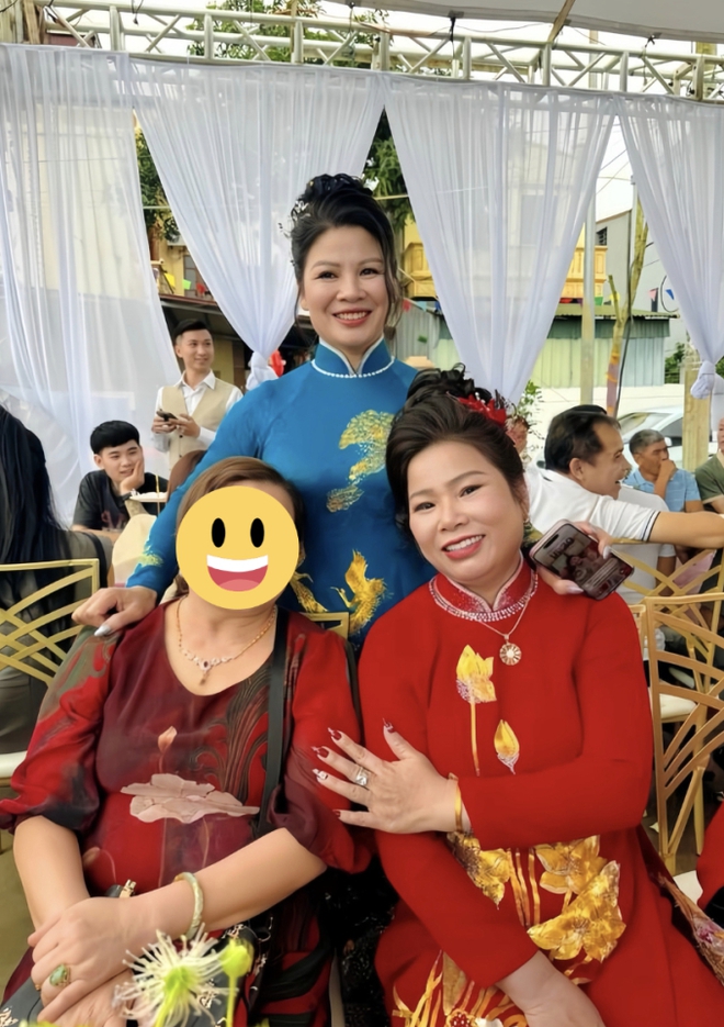 Mẹ vợ Quang Hải dập tan tin đồn kém vui ngày gả con gái qua 1 khoảnh khắc với bà thông gia phía dưới sân khấu - Ảnh 1.