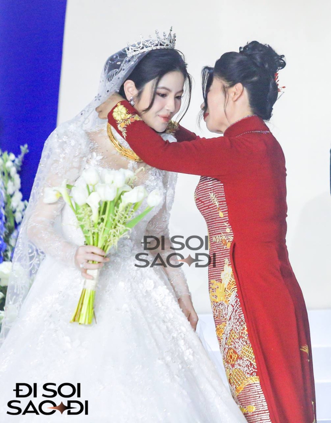 Mẹ Quang Hải trao 3 chiếc kiềng vàng cho Chu Thanh Huyền trong ngày cưới, hạnh phúc ôm chầm lấy con dâu - Ảnh 3.
