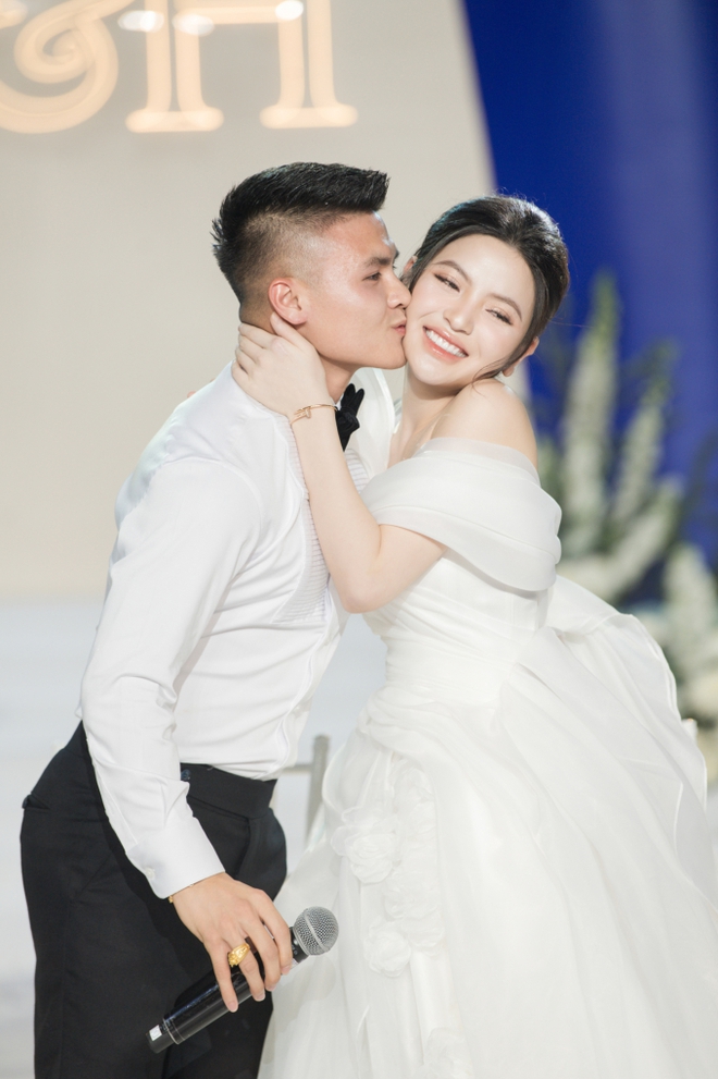 Ảnh nét căng Quang Hải thơm má Chu Thanh Huyền, khom lưng xỏ giày cho vợ rồi bất ngờ tỏ tình anh yêu em khép lại đám cưới - Ảnh 2.
