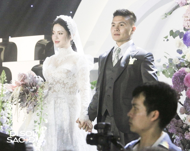 Quang Hải c&oacute; h&agrave;nh động tinh tế với Chu Thanh Huyền ở đ&aacute;m cưới, lộ biểu cảm căng thẳng trước họ nh&agrave; g&aacute;i - Ảnh 6.