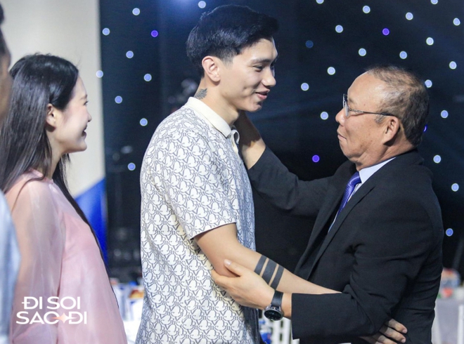 Hội ngộ tại đ&aacute;m cưới Quang Hải, thầy Park Hang-seo &ocirc;m Đo&agrave;n Văn Hậu, hỏi thăm chuyện Do&atilde;n Hải My mang bầu - Ảnh 2.