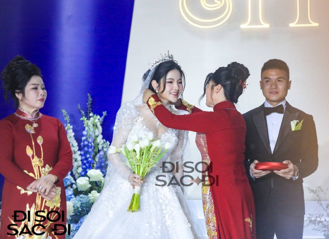 Mẹ Quang Hải trao 3 chiếc kiềng vàng cho Chu Thanh Huyền trong ngày cưới, hạnh phúc ôm chầm lấy con dâu - Ảnh 2.