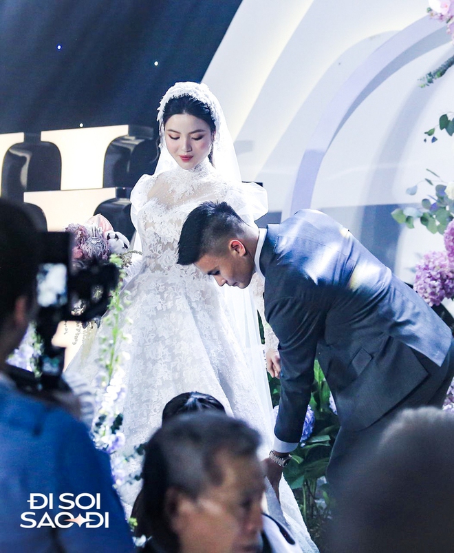 Quang Hải có hành động tinh tế với Chu Thanh Huyền ở đám cưới, lộ biểu cảm căng thẳng trước họ nhà gái - Ảnh 5.