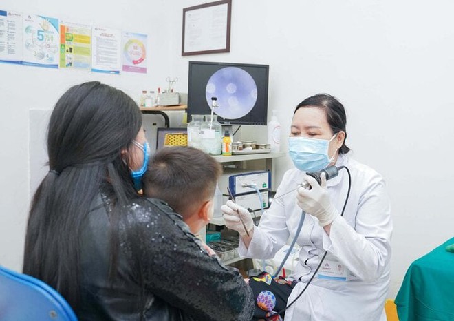 Nhiều trẻ nhập viện vì cúm B, bác sĩ chỉ rõ dấu hiệu nhận biết - Ảnh 1.