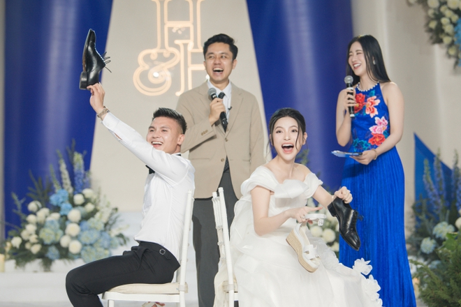 Chu Thanh Huyền xả vai cô dâu, mặc đồ của Quang Hải nhún nhảy cực sung cùng hội cầu thủ sau đám cưới - Ảnh 3.
