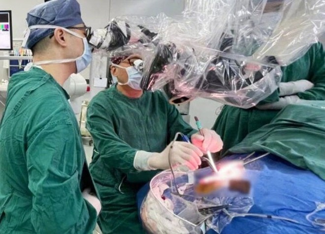 Qu&aacute; vui sau khi hẹn h&ograve;, c&ocirc; g&aacute;i bị xuất huyết n&atilde;o - Ảnh 1.